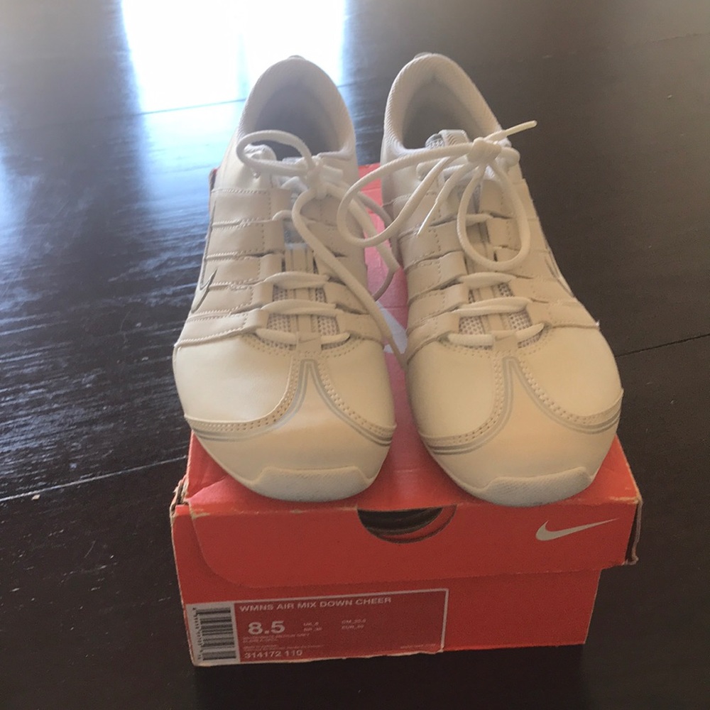 Woman’s Nike air max down cheer shoes size 8.5